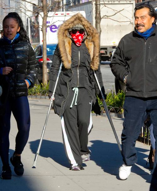 Una irriconoscibile Madonna cammina con le stampelle per le vie di New York dopo l&#39;incidente durante le vacanze a Gstaad, in Svizzera (Olycom)